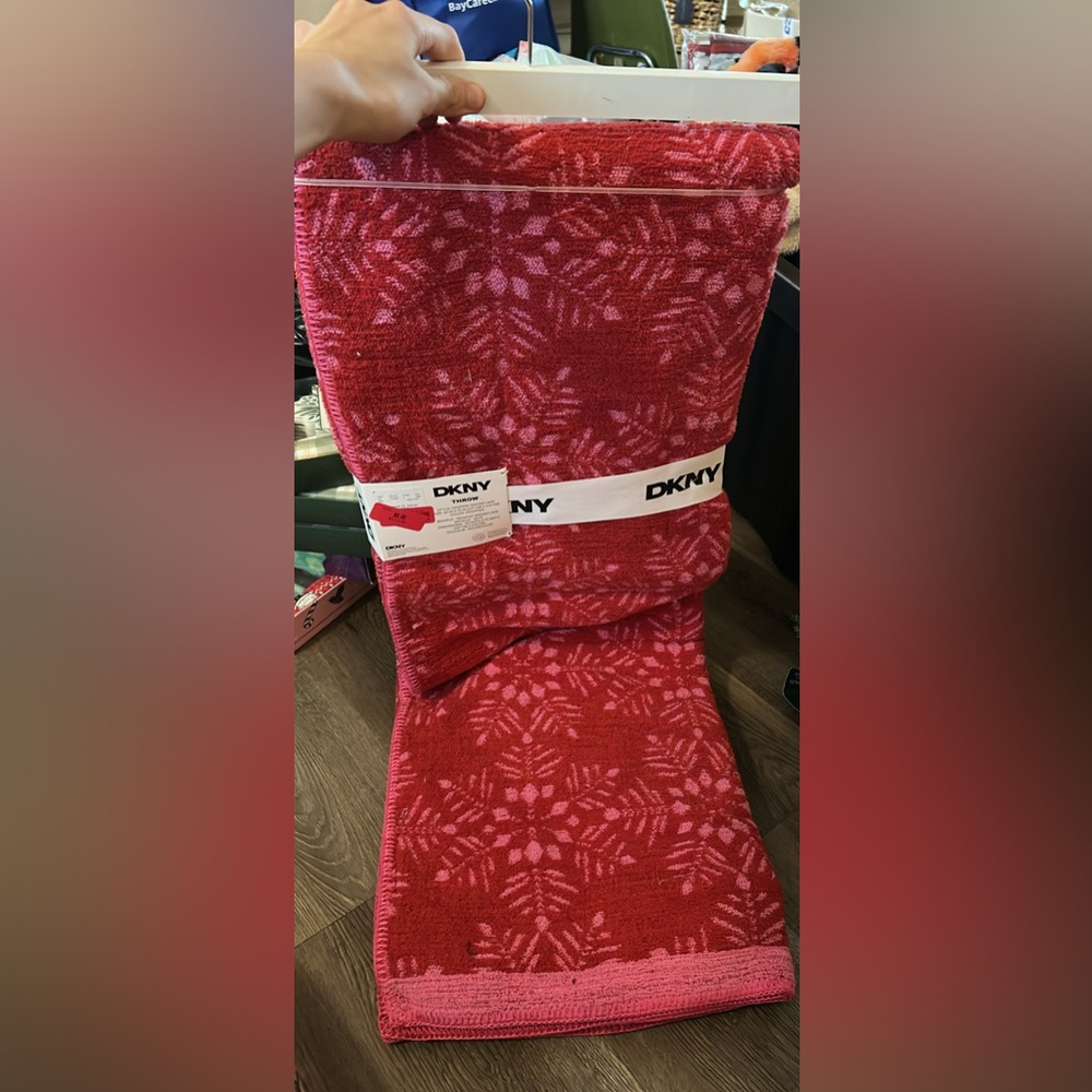 DKNY Red Snowflake blanket 50x70